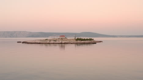 Sonnenaufgangsblick-Auf-Eine-Kleine-Bewohnte-Insel-Mitten-Im-Meer