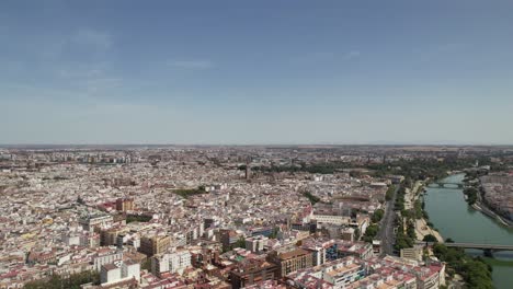 Drohne-Fliegt-über-Dem-Berühmten-Fluss-Guadalquivir-Im-Zentrum-Der-Stadt-Sevilla