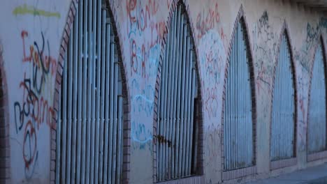 Vergrößern-Und-Verkleinern-Sie-Eine-Mit-Graffiti-Versehene-Wand-Auf-Einer-Straße-In-Mexiko