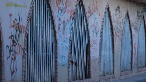 acercarse y alejarse de una pared de graffiti en una calle de méxico