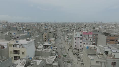 Vista-Aérea-De-La-Densa-Expansión-Urbana-En-El-Centro-De-Karachi