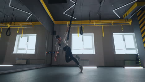 La-Mujer-Gimnasta-Está-Entrenando-En-El-Gimnasio-Girando-En-Suspensión-Desarrollando-Resistencia-Y-Equilibrio