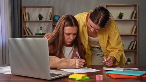 chicas adolescentes estudiando juntas
