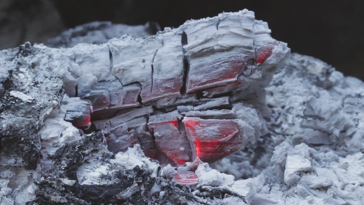 cenizas y ascuas llameantes de cerca