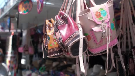 Hispanische-Handgefertigte-Tasche,-Die-Am-Offenen-Markt-Hängt