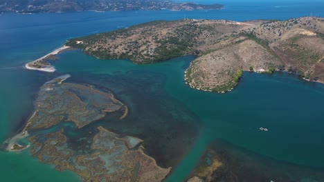 la hermosa costa de ksamil: aguas turquesas, laguna poco profunda, arrecifes y colinas rocosas de butrint esperan su visita