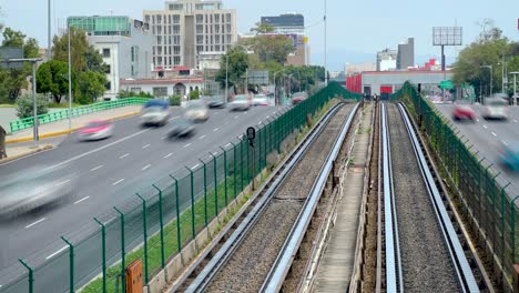 Zeitraffer-Einer-Großen-Allee-In-Mexiko-Stadt,-Darunter-Sieht-Man-Die-U-Bahn-Und-Vorbeifahrende-Autos-1