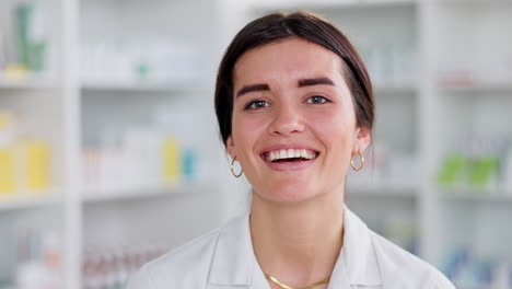retrato de un feliz farmacéutico trabajando