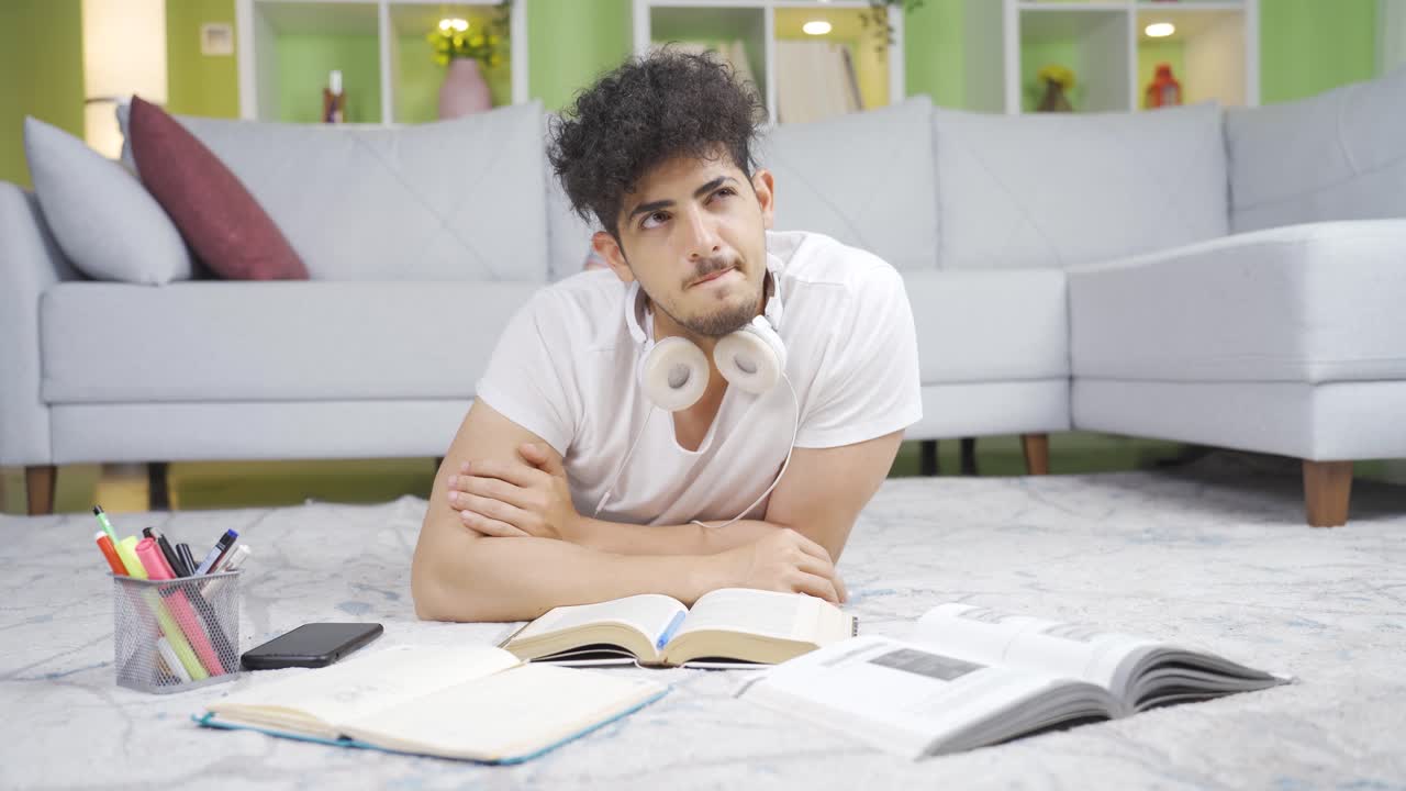 joven esperando el teléfono en un estado triste.