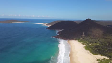 disparado desde una plataforma cerca de port stephens, puedes ver la famosa playa anna bay y tres playas más