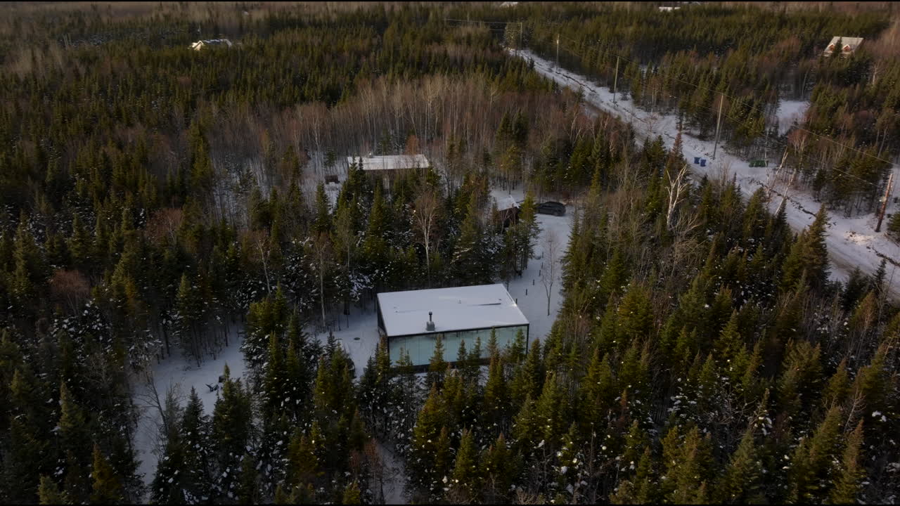 вид на домики для гэмпинга среди пышных сосен в шарлевуа, квебек, канада