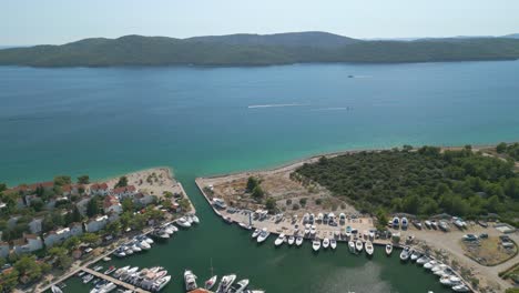 volando sobre la costa de croacia