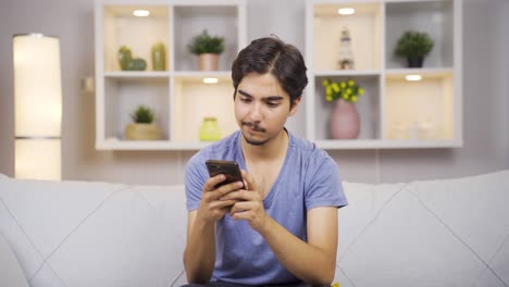 Hombre-Feliz-Enviando-Mensajes-De-Texto-Por-Teléfono.-Sonriente.