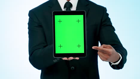 hombre de negocios, manos y señalando a la tableta verde