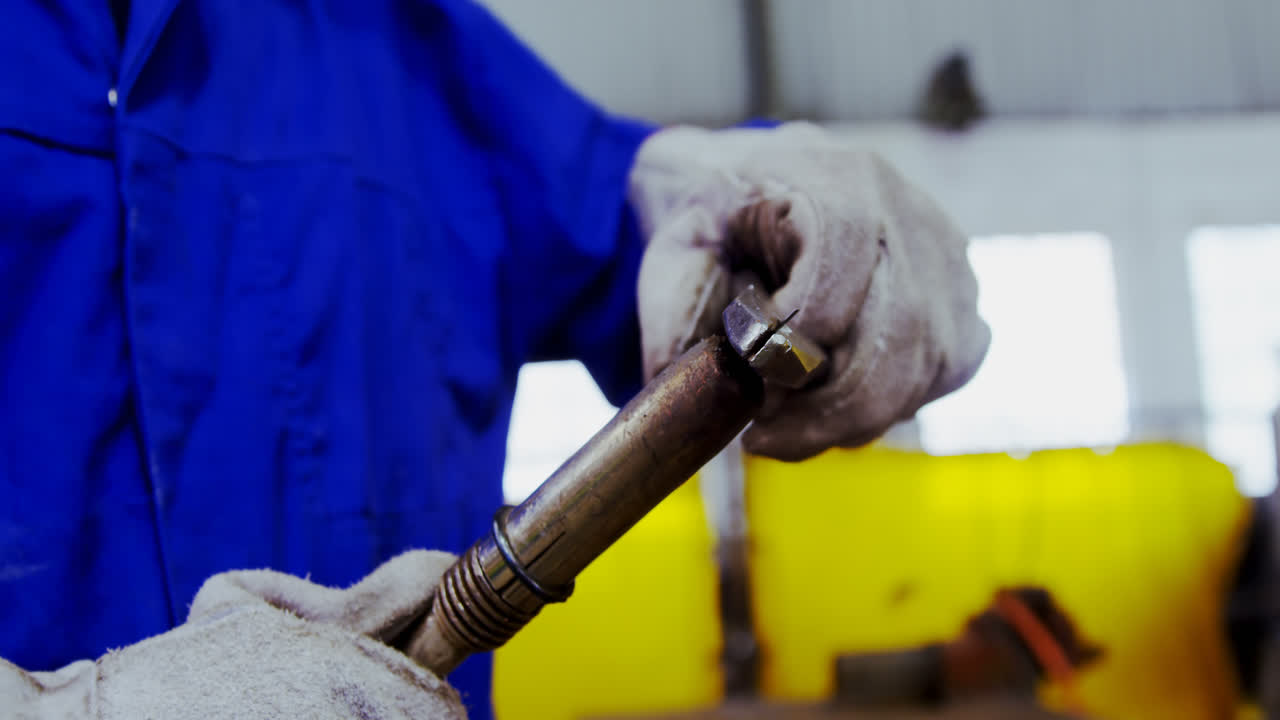 ingeniero reparando una antorcha de soldadura en el taller 4k