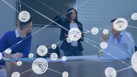 animación de la red de conexiones entre diversas personas de negocios en la oficina