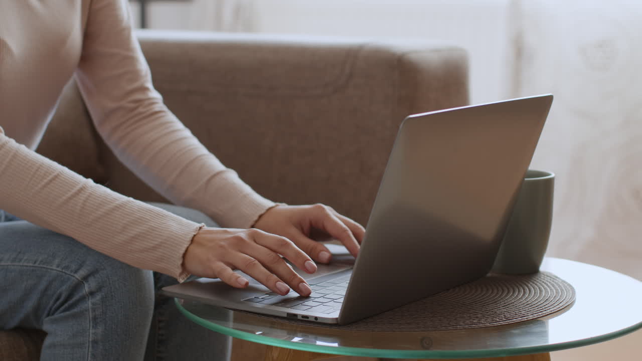 mujer trabajando desde casa en una computadora portátil
