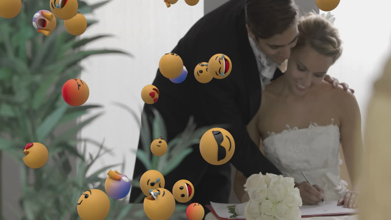 анимация икон эмодзи над счастливой кавказской супружеской парой, подписывающей документ