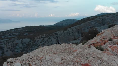 Tiro-De-Arco-Alrededor-Del-Teléfono-Y-El-Lugar-Del-Cardán-En-Una-Roca-Sobre-La-Orilla-Del-Mar-En-Un-Día-Nublado-1