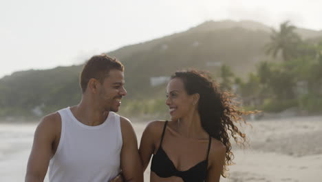 Linda-Pareja-Caminando-Por-La-Playa