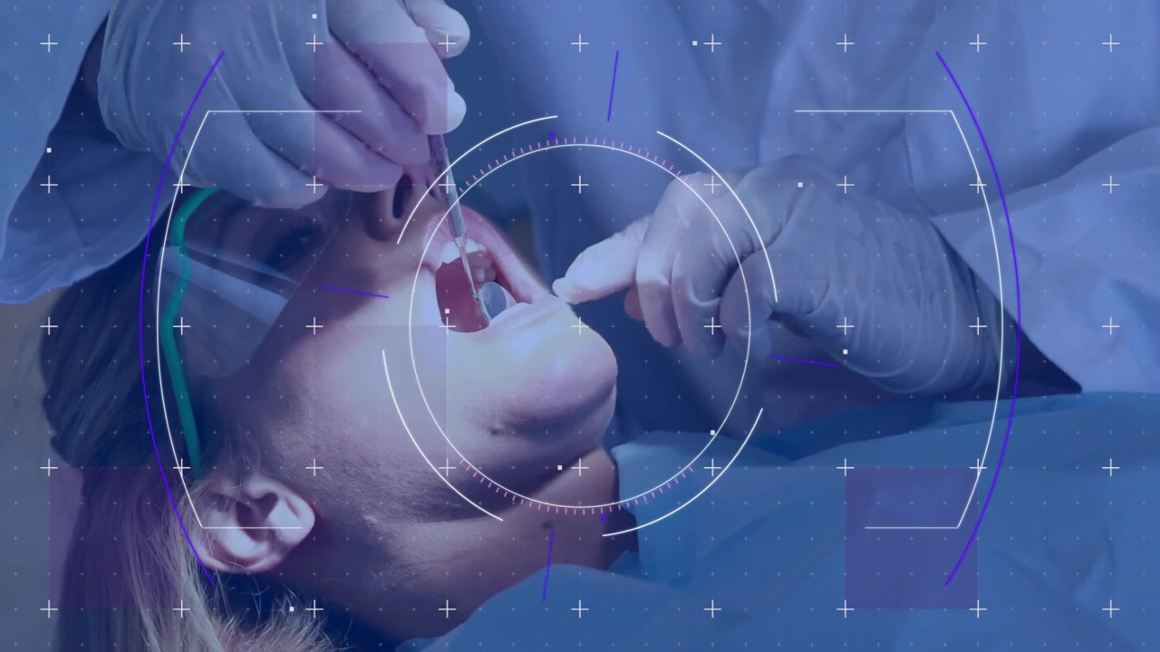Dentista che posiziona specchietto e sonda su paziente reclinato, con HUD dentale che guida l'esame mentre aspira