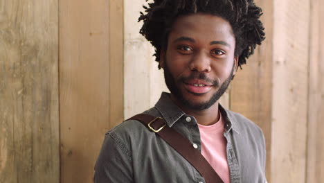 Portrait-of-a-happy-black-man-using-a-phone