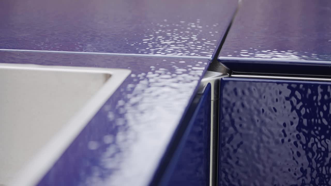 파란색 야외 주방을 닫으세요.