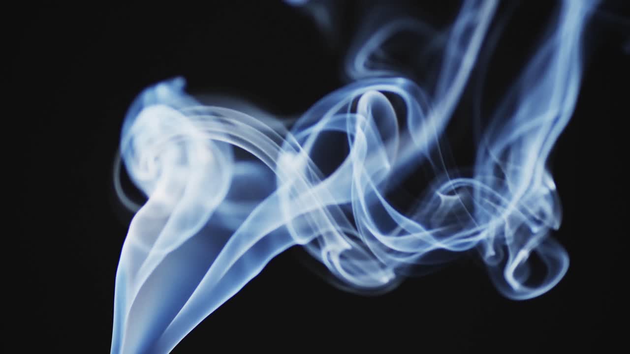 검은 바탕에 복사 공간과 함께 움직이는  ⁇  구름의 비디오