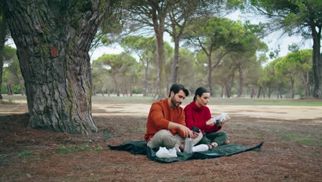 Pareja-Joven,-Otoño,-Picnic,-En,-Parque,-En,-Manta,-Vertical.-Fin-De-Semana-Romántico-Familiar