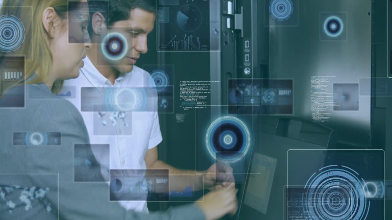 animación del procesamiento de datos y alcances sobre trabajadores caucásicos en la sala de servidores