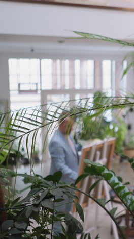 plantas exóticas en macetas en el estudio del artista. plantas de interior verdes y exuberantes cultivadas para la decoración interior en la galería del pintor. sesión de dibujo en vivo en el taller de arte