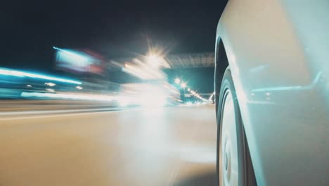 viaje nocturno en la autopista