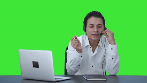 empleado del centro de llamadas indio hablando con el cliente pantalla verde