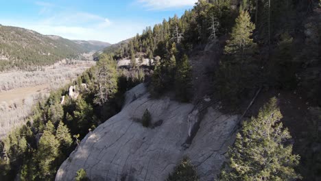 Drone-Aéreo-Fpv-A-Lo-Largo-De-La-Pared-Rocosa