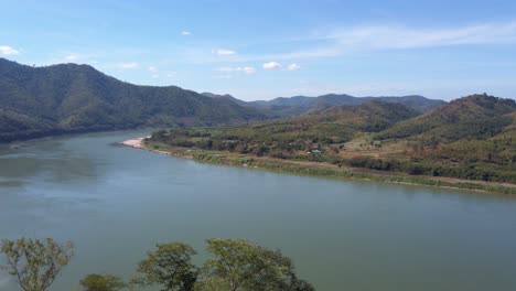 在泰國夏天,在明亮的藍天下,被綠色山脈包圍的梅康河