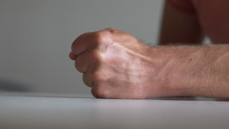 hombre agresivo enojado en casa, violencia doméstica