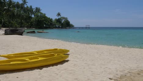 dos kayaks amarillos en una playa tropical en una hermosa isla