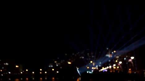 centro de atención en el cielo nocturno: una encantadora fiesta de paseo con gente caminando y las mejores vistas de la ciudad