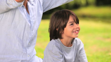 Padre-Jugando-Con-Su-Hijo-