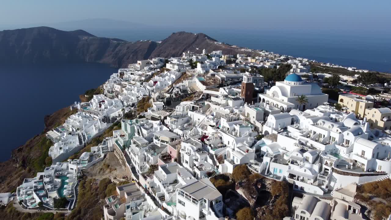 casas y hoteles en el acantilado de la aldea de oia en santorini, grecia, vista aérea cinematográfica