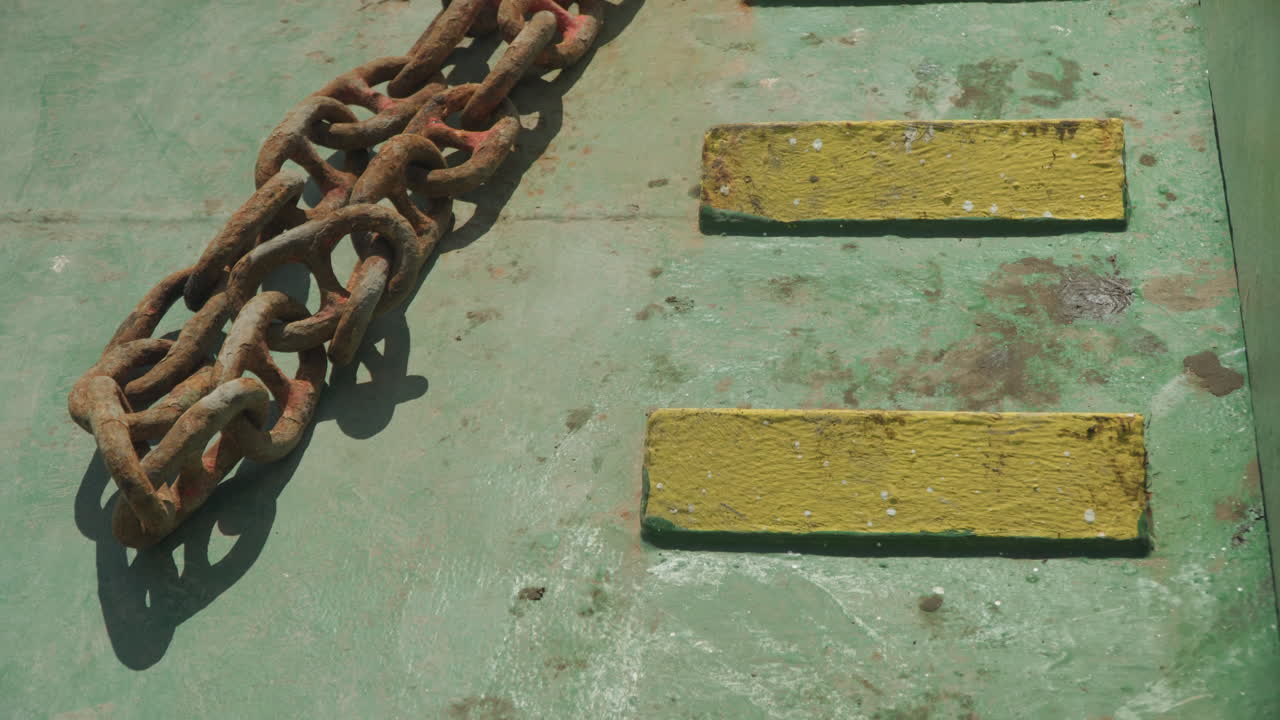 Gamle maritime artefakter. Gamle skibsrester, der viser alder. Forvitrede nautiske relikvier med falmede malingsoverflader. Korroderede historiske maritime genstande med plettede og slidte overflader tydeligt synlige
