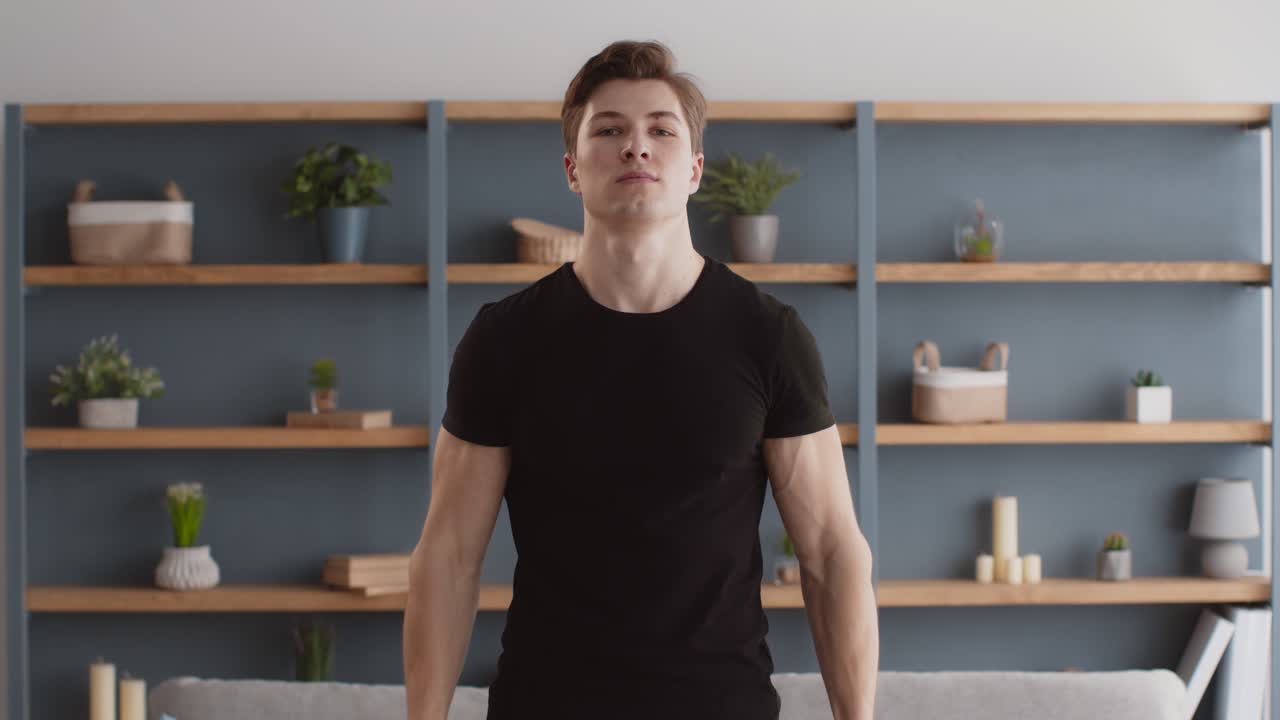 집 에서 덤벨 을 사용 하여 운동 하는 사람