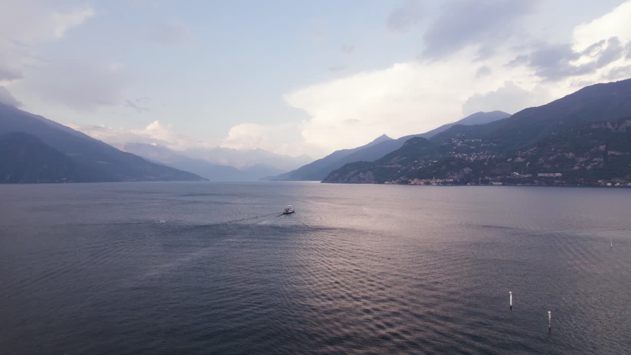 barco de crucero en el lago de como con amplias vistas de la cordillera en italia