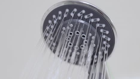 primer plano de las gotas de agua en el cabezal de la ducha.