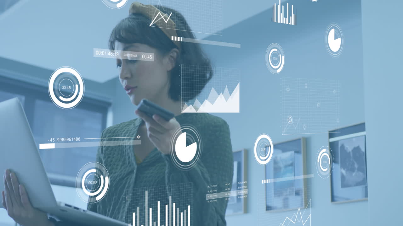 animación de procesamiento de datos sobre mujer de negocios asiática que trabaja en la oficina.