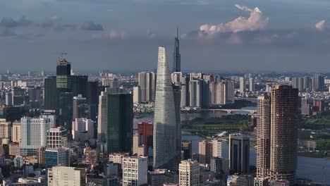 Vista-Aérea-Del-Horizonte-Del-Distrito-1-En-La-Ciudad-De-Ho-Chi-Minh,-Vietnam