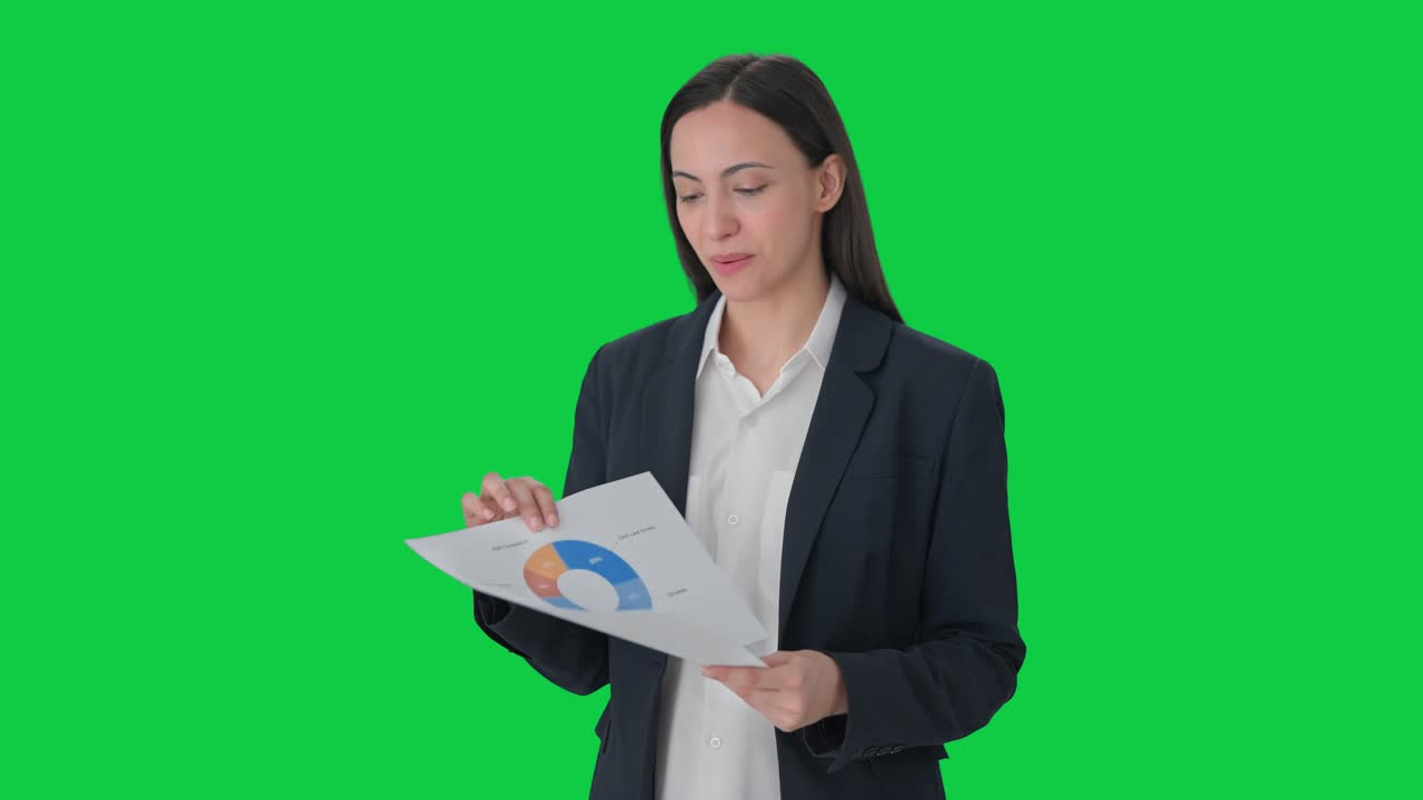 Manager indiana felice che discute un progetto con i dipendenti Green screen