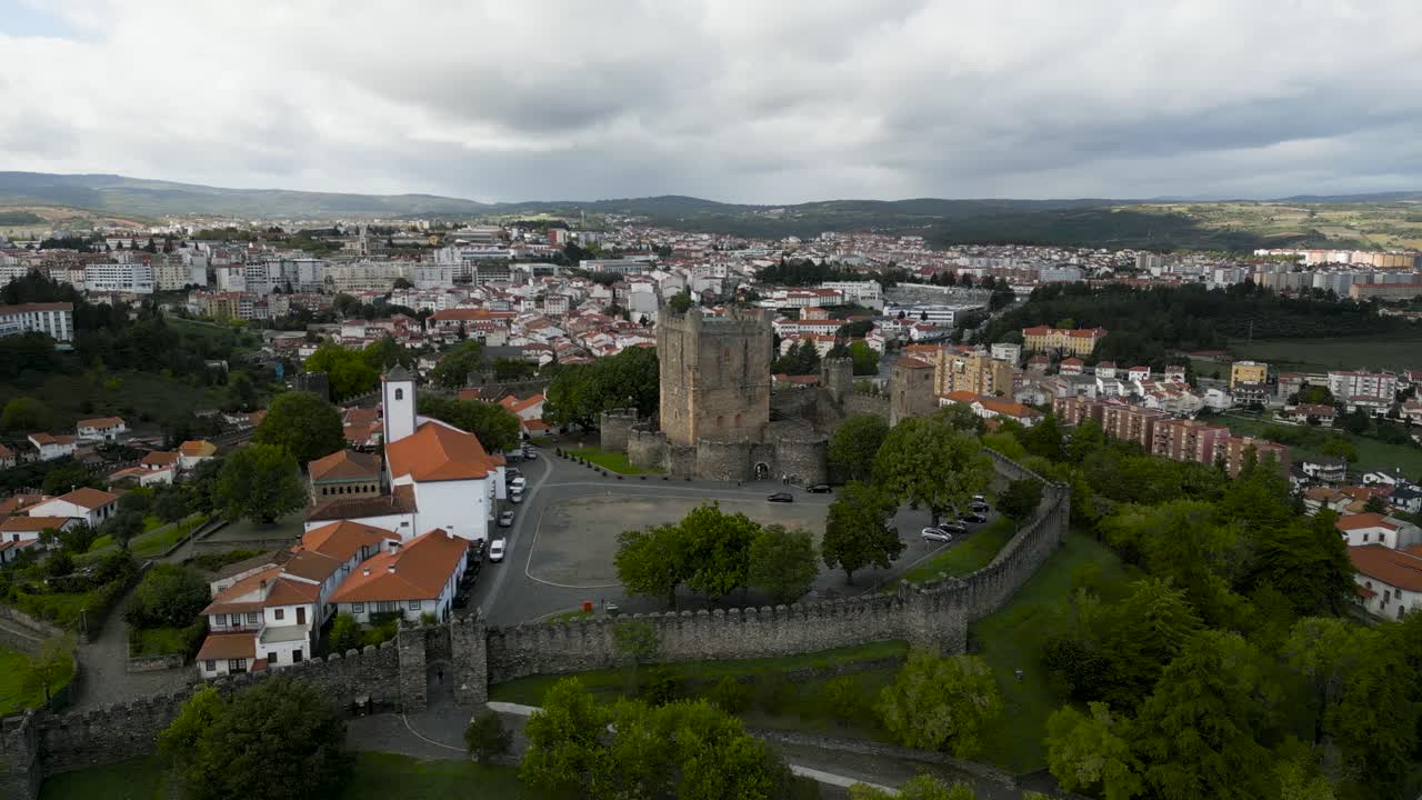 techo naranja con fachada blanca en el castillo medieval en el centro histórico de la ciudad de braganza, portugal