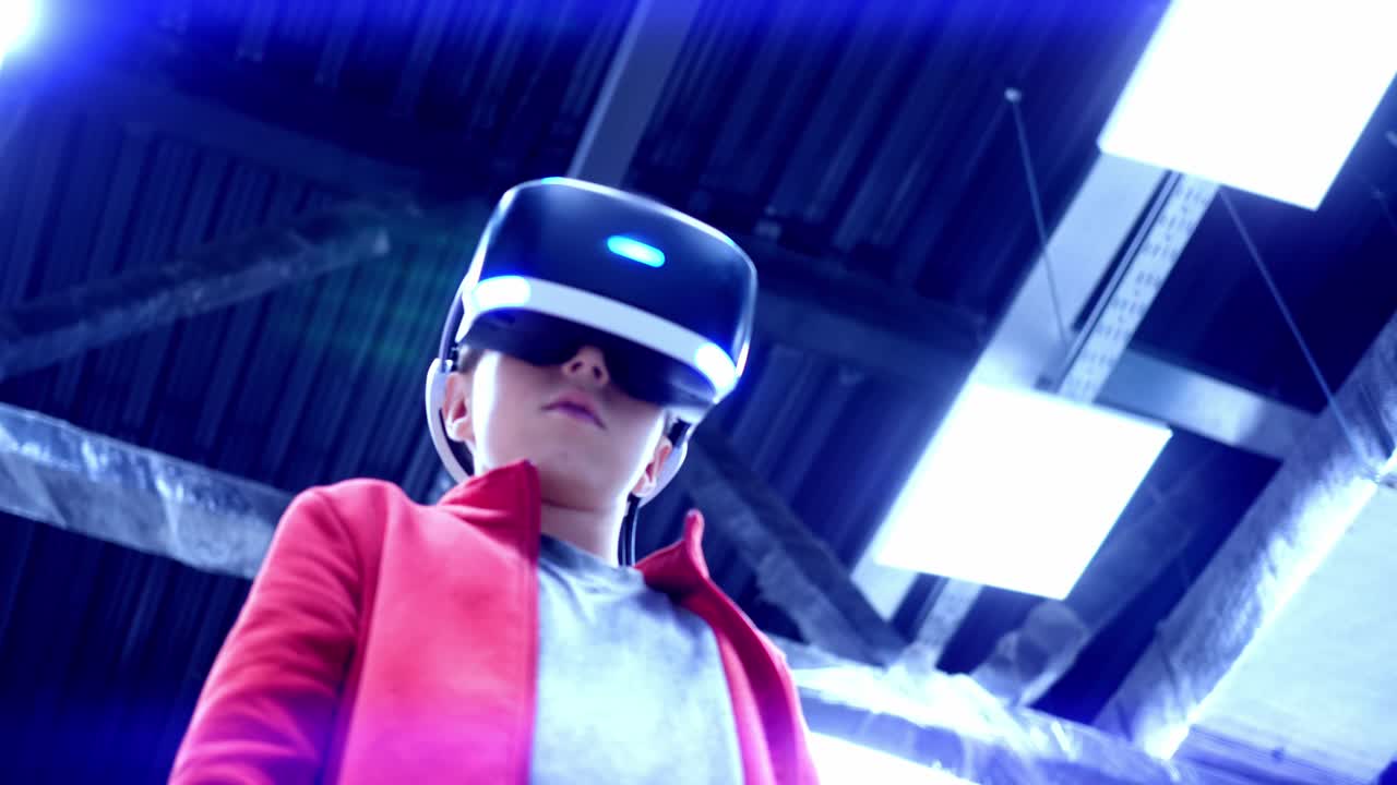 가상 현실을 경험하는 아이