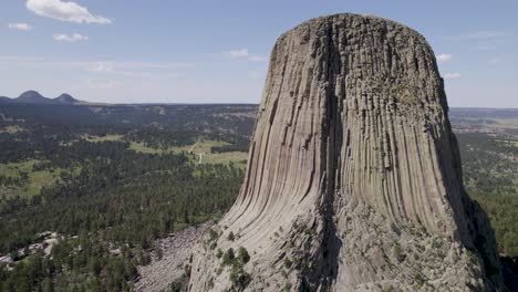 Eine-Drohnenaufnahme-Des-Devils-Tower,-Eines-Massiven,-Monolithischen,-Vulkanischen-Stout-Tower-Oder-Butte,-Der-Sich-In-Der-Black-Hills-Region-Von-Wyoming-Befindet